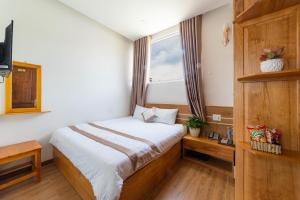 Postel nebo postele na pokoji v ubytování Ánh Phương Hotel Đà Lạt