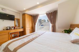 Postel nebo postele na pokoji v ubytování Ánh Phương Hotel Đà Lạt