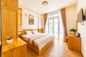 TV a/nebo společenská místnost v ubytování Ánh Phương Hotel Đà Lạt