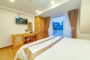 Postel nebo postele na pokoji v ubytování Ánh Phương Hotel Đà Lạt