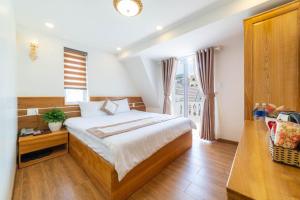 Postel nebo postele na pokoji v ubytování Ánh Phương Hotel Đà Lạt