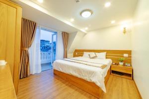 Postel nebo postele na pokoji v ubytování Ánh Phương Hotel Đà Lạt