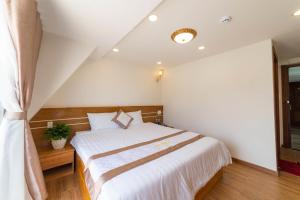Postel nebo postele na pokoji v ubytování Ánh Phương Hotel Đà Lạt
