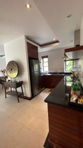 eine Küche mit einem Tisch und einer Bank in einem Zimmer in der Unterkunft The Residence Resort & Spa Retreat in Strand Bang Tao