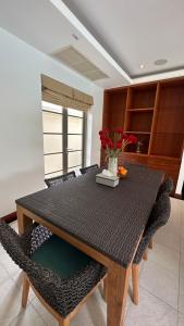 einen Esstisch und Stühle mit einem schwarzen Tisch, einem Tisch und Stühlen in der Unterkunft The Residence Resort & Spa Retreat in Strand Bang Tao