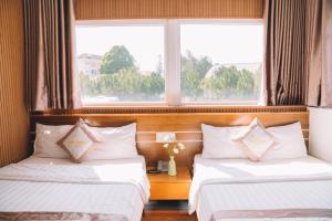 Postel nebo postele na pokoji v ubytování Ánh Phương Hotel Đà Lạt