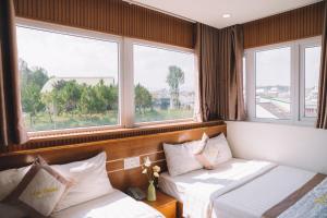 Postel nebo postele na pokoji v ubytování Ánh Phương Hotel Đà Lạt