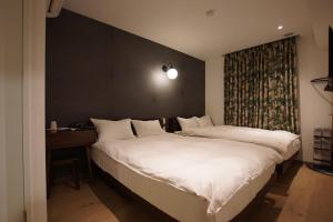 Postel nebo postele na pokoji v ubytování MARUKOU HOTEL