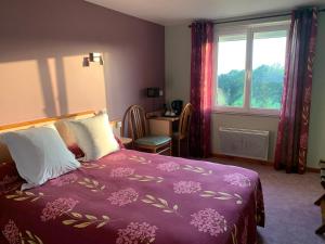 - une chambre avec un lit doté d'une couverture violette et d'une fenêtre dans l'établissement Hotel Colombié, à Gorses