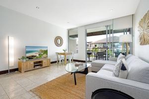 Area soggiorno di Luxury Resort Studio with Pool - Footsteps to Beach