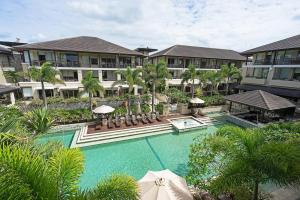 una vista aerea di un resort con piscina di Luxury Resort Studio with Pool - Footsteps to Beach a Casuarina