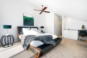ein Schlafzimmer mit einem Bett mit einem schwarzen Lederbettrahmen in der Unterkunft Chevron Escape - An Exquisite Waterfront Townhouse in Gold Coast
