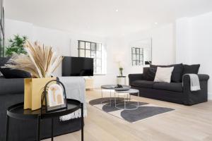 a living room with a couch and a table at Trafalgar SQ 1 Bedr, 3 Beds sleeps 6 in London