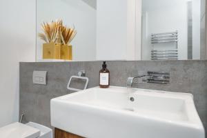 a bathroom with a white sink and a mirror at Trafalgar SQ 1 Bedr, 3 Beds sleeps 6 in London
