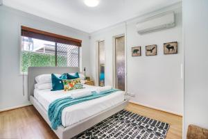 a bedroom with a bed and a window at 'Buzzing Surfers' Vibrant Indoor-outdoor Lifestyle in Gold Coast