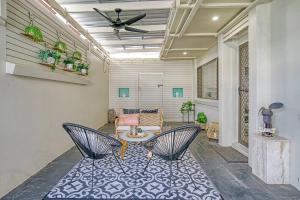 a living room with two chairs and a table at 'Buzzing Surfers' Vibrant Indoor-outdoor Lifestyle in Gold Coast