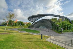 un bâtiment avec une arche incurvée dans un parc dans l'établissement 'Buzzing Surfers' Vibrant Indoor-outdoor Lifestyle, à Gold Coast