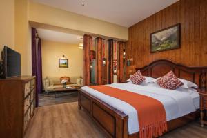 Postel nebo postele na pokoji v ubytování Yangshuo Coco Garden Hotel