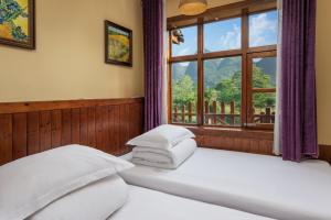 Postel nebo postele na pokoji v ubytování Yangshuo Coco Garden Hotel