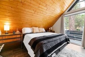 - une chambre avec un lit et un plafond en bois dans l'établissement The Heartfelt Cabin: Best Views, Large Backyard!, à Big Bear City