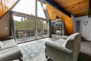 - un salon avec un canapé et une cheminée dans l'établissement The Heartfelt Cabin: Best Views, Large Backyard!, à Big Bear City