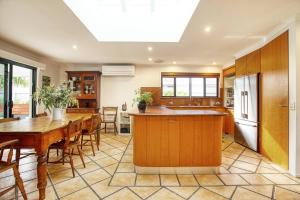 Cucina o angolo cottura di Sunny Days Poolside at an Entertainer's Oasis