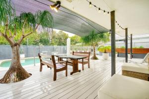 Piscina di Sunny Days Poolside at an Entertainer's Oasis o nelle vicinanze