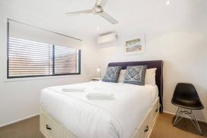 Letto o letti in una camera di Sunny Days Poolside at an Entertainer's Oasis