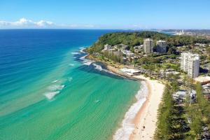 uma vista aérea de uma praia e do oceano em Poolside Paradise Grove at Burleigh Heads em Gold Coast