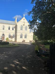 Convent at Koroit外面的花园