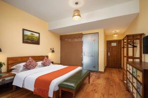 Postel nebo postele na pokoji v ubytování Yangshuo Coco Garden Hotel