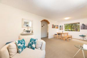 ein Wohnzimmer mit einem Sofa und einem Tisch in der Unterkunft Oceancrest 4 in Forster