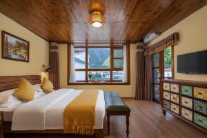 Postel nebo postele na pokoji v ubytování Yangshuo Coco Garden Hotel