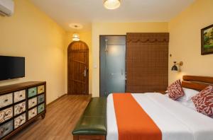 Postel nebo postele na pokoji v ubytování Yangshuo Coco Garden Hotel
