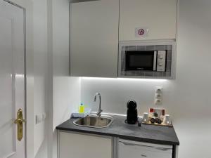 cocina con fregadero y microondas en C4 Exclusiva zona Madrid en Madrid