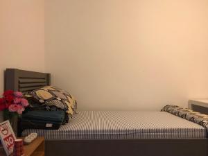 Pokój z łóżkiem z poduszką w obiekcie CHAMBRE PARTAGE 15MN CDG 25MN PARIS w Villepinte