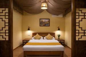 Postel nebo postele na pokoji v ubytování Yangshuo Coco Garden Hotel