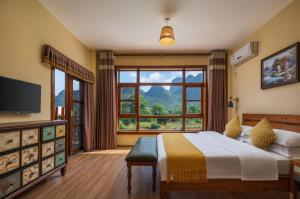 Postel nebo postele na pokoji v ubytování Yangshuo Coco Garden Hotel