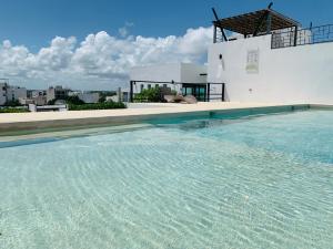 een grote plas water voor een gebouw bij Rentas Vacacionales Torre Diez in Playa del Carmen