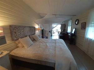 um quarto com uma cama com uma colcha branca em The Old Bakehouse , Mt Molloy em Mount Molloy