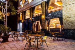 a restaurant with tables and chairs in front of a building at Tokyo Hotel Phan Rang in Thôn Mỹ Phước