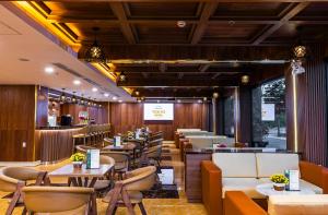 ein Restaurant mit Tischen und Stühlen und eine Bar in der Unterkunft Tokyo Hotel Phan Rang in Thôn Mỹ Phước