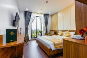 um quarto de hotel com uma cama e uma janela em Tokyo Hotel Phan Rang em Thôn Mỹ Phước