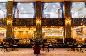 Un restaurante con mesas y sillas en un edificio. en Tokyo Hotel Phan Rang, en Thôn Mỹ Phước