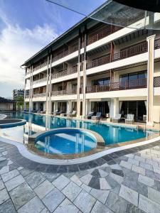 un hotel con piscina di fronte a un edificio di Lake View Resort a Pokhara
