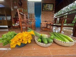 Tây Ninh的住宿－Vong Nguyet Homestay - Entire Bungalow 36m2，坐在桌子上的三篮蔬菜