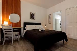 1 dormitorio con cama, escritorio y silla en Studio Fort Lauderdale - 5 minutes walk to Las Olas Beach en Fort Lauderdale