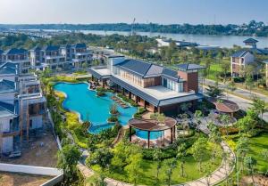 an aerial view of a house with a pool at Villas Swanbay 4PN gần hồ bơi in Nhơn Trạch