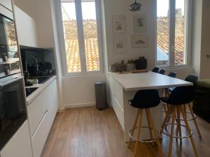 Kuchyňa alebo kuchynka v ubytovaní Appartement Design sur Vauban - Clim et Wifi