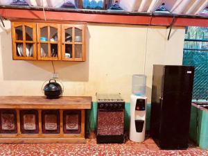 kuchnia z lodówką i innymi urządzeniami w obiekcie Rainbow House w mieście León